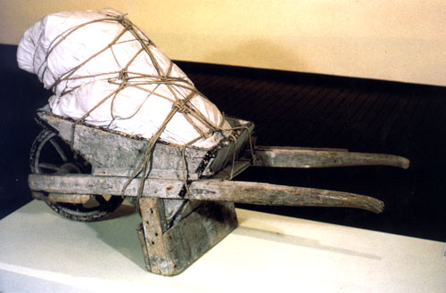 Илюстрация № 4. Кристо, Вързоп върху товарна количка, 1963
