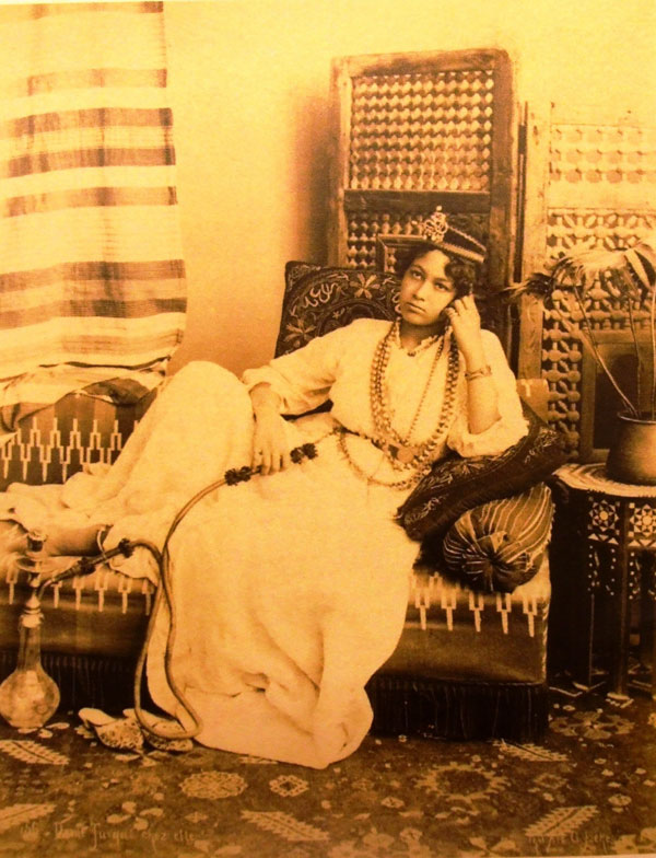 "Туркиня върху диван с наргиле", ок. 1890, Габриел Лекеджян