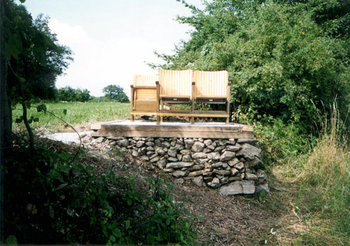 1. Лъчезар Бояджиев. Gazebo, 1996, две двойки кинокресла, платформа от чакъл и греди. 3. Internationales Symposium Projekt Kunst in der Landschaft '96. Wachtberg/Gars, Österreich.