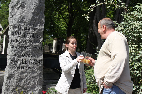 С Мона Чобан пред гроба на Аполинер, Пер Лашез, Париж, 24 май 2011