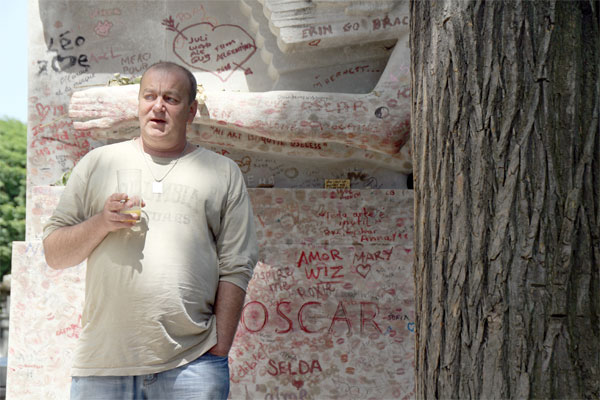 Пред гроба на ОскарУайлд, Пер Лашез, Париж, 2011
