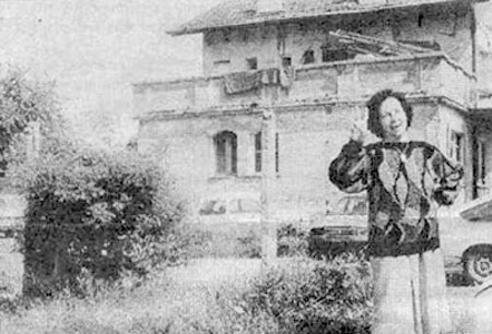 Последната фотография на актрисата - пред къщата, която не доживя да си получи обратно