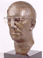 Елизабет Фринк. Сър Джон Поуп-Хенеси. Бронз и oчила от пластмасa, 1975. Лондон, Национална портретна галерия