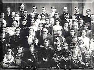 Джоузеф Смит (1838-1918) с жените и децата си