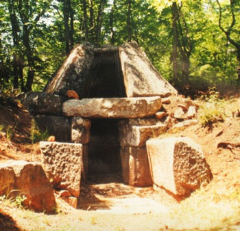 Фиг. 15: Тракийската гробница в м. Пропада край М. Търново (3.-2 в. пр.Хр.)