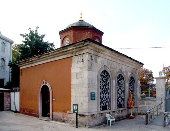 Постройката, издигната от Гаспаре Фосати през 1853 г. в съседство с църквата