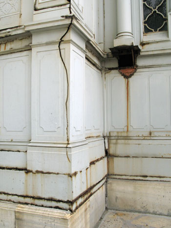 Fig. 15. Smaller repaired subsidence gaps on the northern side of the church with well visible severe cracks in the cast iron facade elements and evidence of missing decorative parts