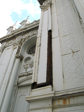 Fig. 17. Lost steel cladding and cracked cast iron elements