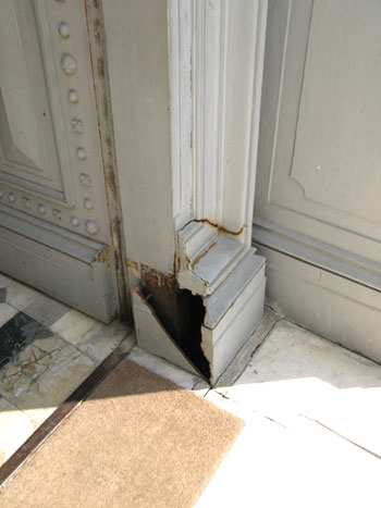 Fig. 18. Damaged cast iron cladding of the main entrance and corroded steel structure