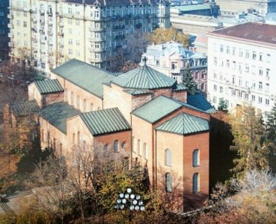 Църквата "Св. София" днес - величествена трикорабна кръстокуполна базилика