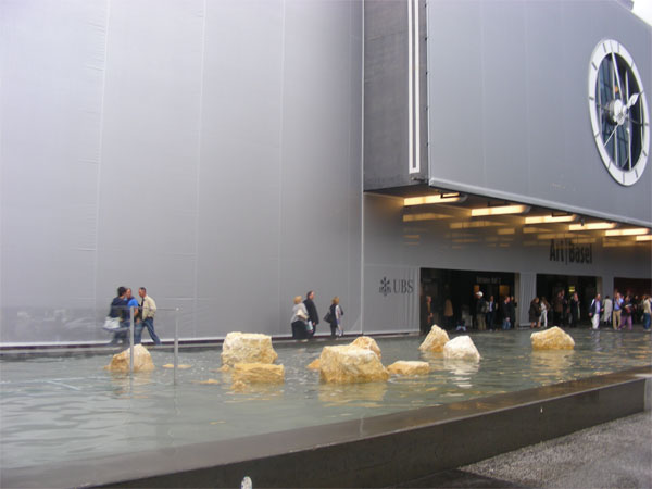 2. Томас Бауман, WAK, инсталация, 20x1x1,2 м, 2008