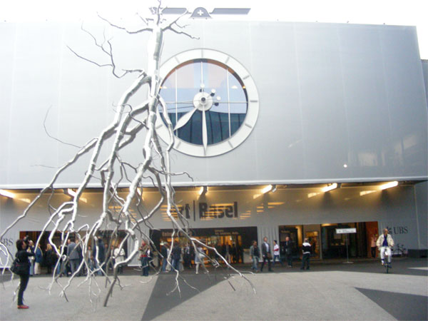 5. Томас Хишхорн, Hotel democracy, инсталация, 2003
