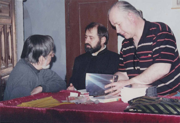 С Генчо Стоев в черквата "Свети Георги" (Одрин), вдясно - дарение на книги от "Балкани"