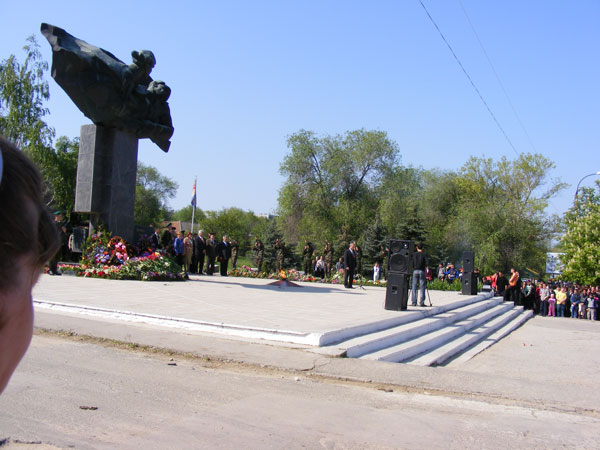 Пред Паметника на жертвите от войната