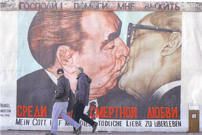 Леонид Брежнев в страстна целувка с германския си колега