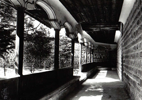 Fig. 10. Galerie extérieure de l'église Sainte Trinité � Bansko