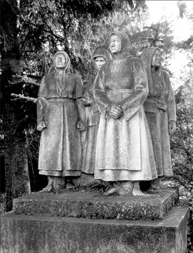 Черни забрадки (в подножието на Братската могила). Неизвестен автор. Сн. Мариета Иванова